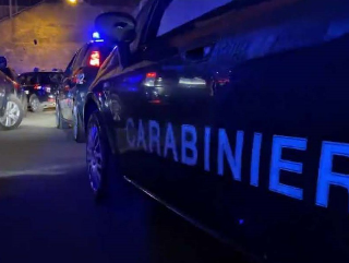 Macerata - Fugge all’alt dei carabinieri, inseguimento di sei chilometri: 21enne arrestato dopo l’uscita di strada